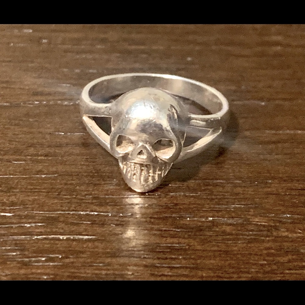 Vintage sterling silver skull ring